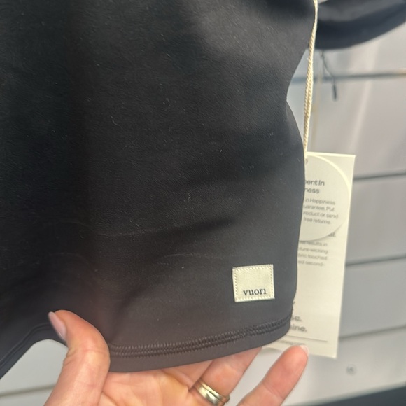 Vuori Daily Crop-black-NWT - Picture 5 of 6